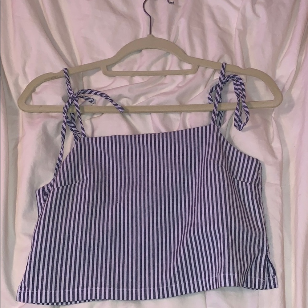 Blue and white striped summery tank top 🌊